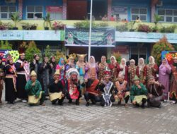 SMP Islam Az-Zahrah 2 Palembang Meriahkan Hari Guru Nasional 2025 dengan Parade Budaya Nusantara.